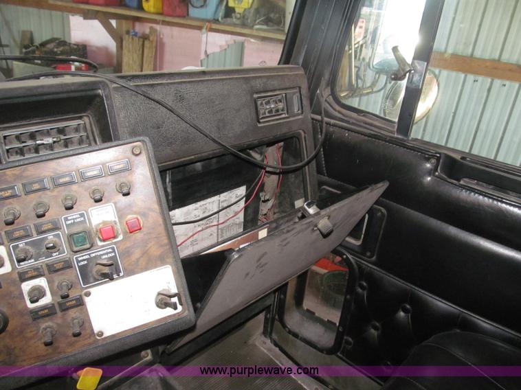 image for item B5336 1998 Kenworth T800 tri axle dump truck