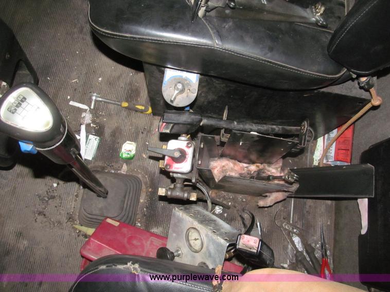 image for item B5336 1998 Kenworth T800 tri axle dump truck