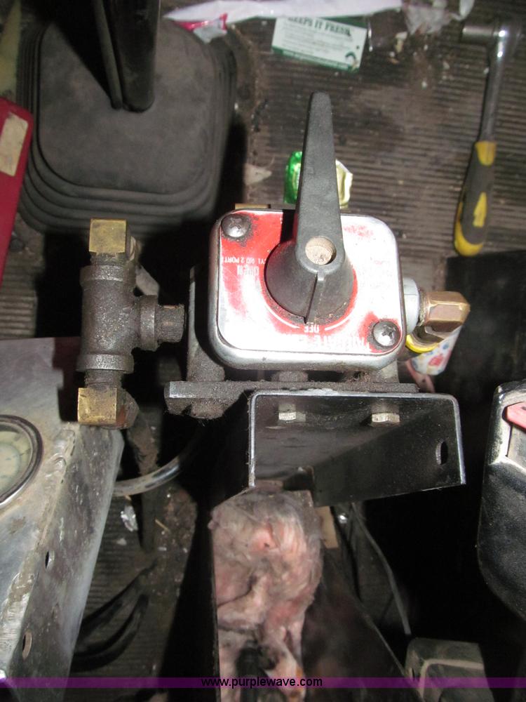 image for item B5336 1998 Kenworth T800 tri axle dump truck