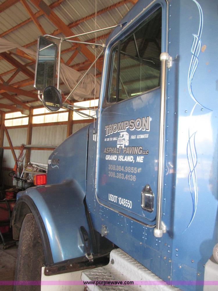 image for item B5336 1998 Kenworth T800 tri axle dump truck