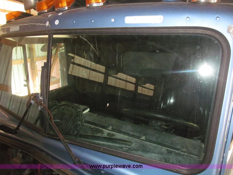 image for item B5336 1998 Kenworth T800 tri axle dump truck