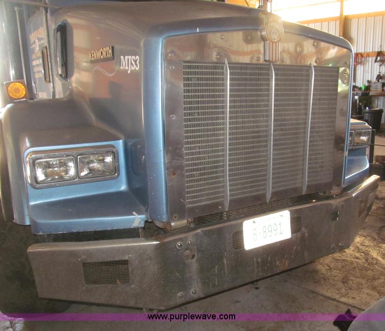 image for item B5336 1998 Kenworth T800 tri axle dump truck
