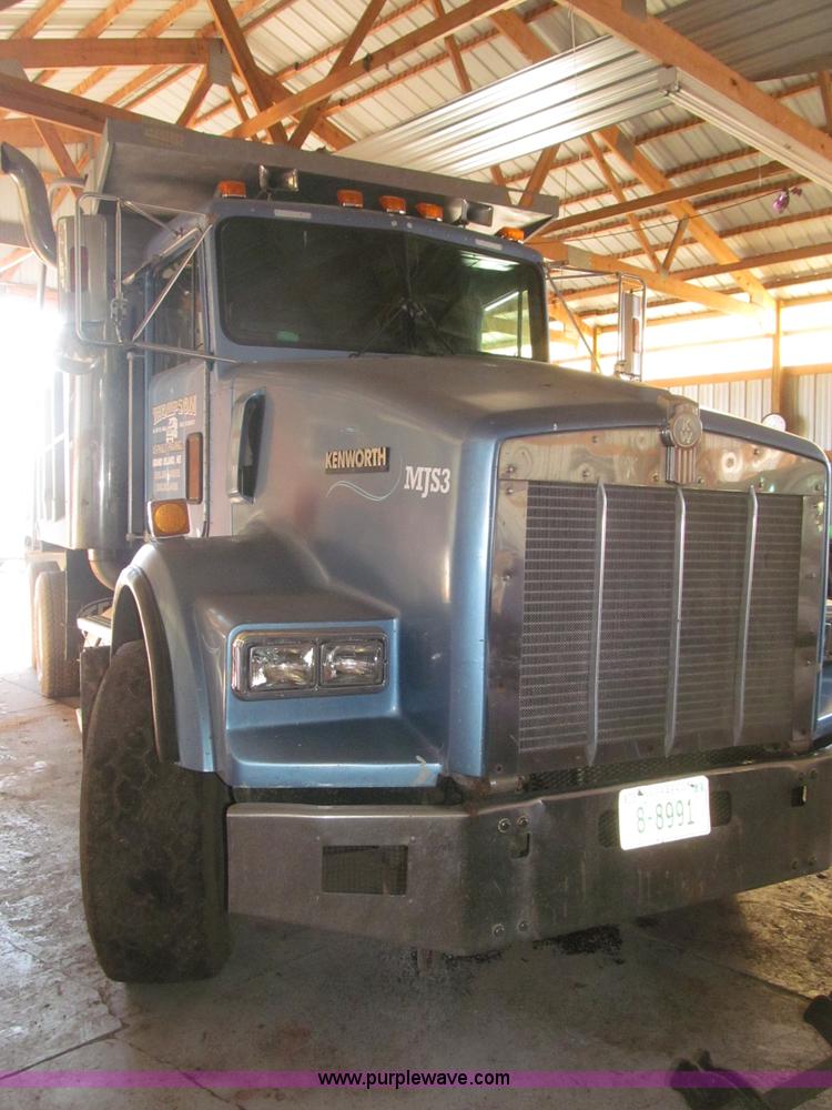 image for item B5336 1998 Kenworth T800 tri axle dump truck
