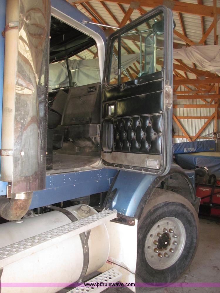 image for item B5336 1998 Kenworth T800 tri axle dump truck