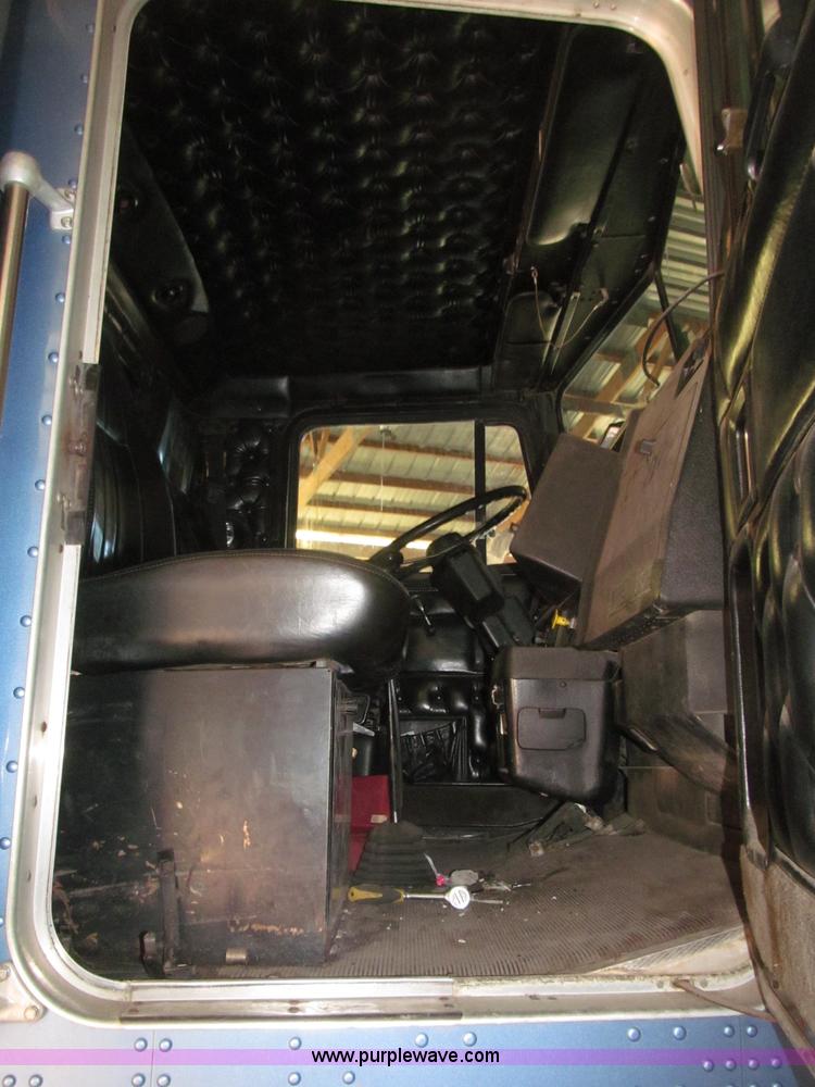 image for item B5336 1998 Kenworth T800 tri axle dump truck