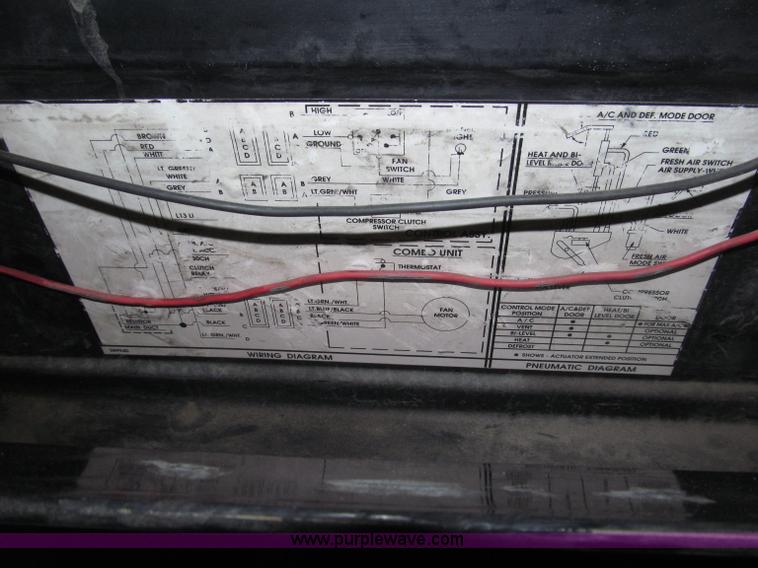 image for item B5336 1998 Kenworth T800 tri axle dump truck