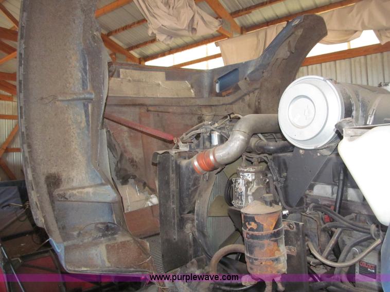 image for item B5336 1998 Kenworth T800 tri axle dump truck