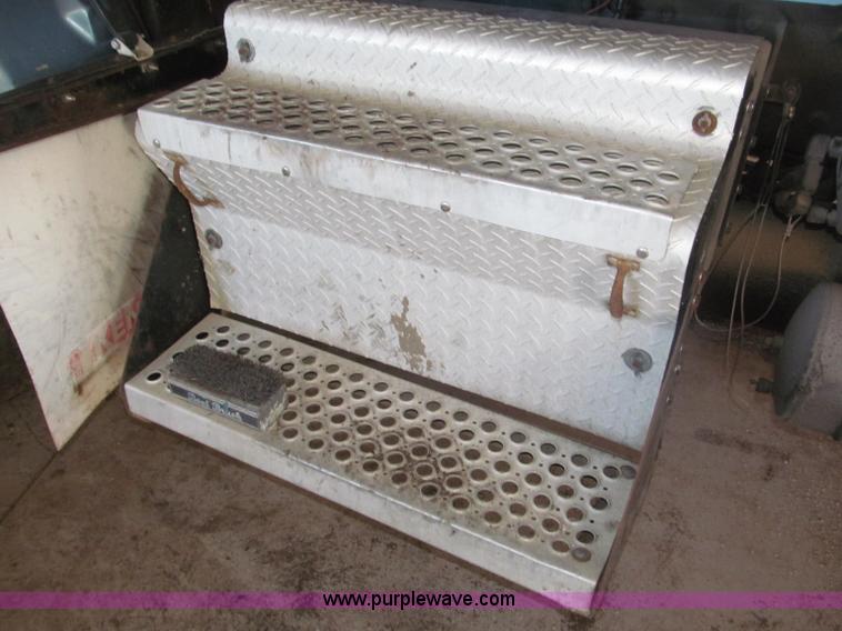 image for item B5336 1998 Kenworth T800 tri axle dump truck