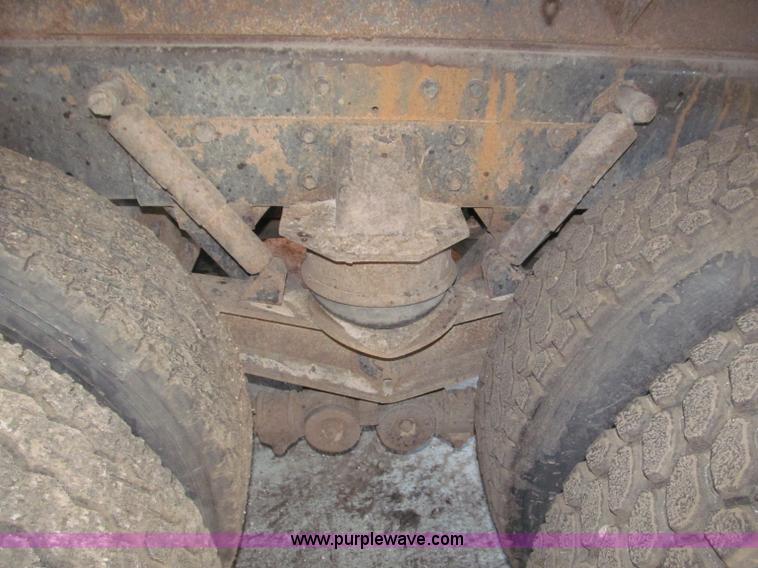 image for item B5336 1998 Kenworth T800 tri axle dump truck