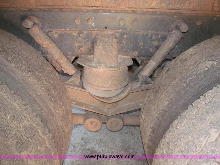 image for item B5336 1998 Kenworth T800 tri axle dump truck