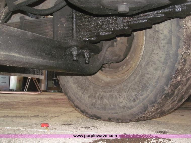 image for item B5336 1998 Kenworth T800 tri axle dump truck