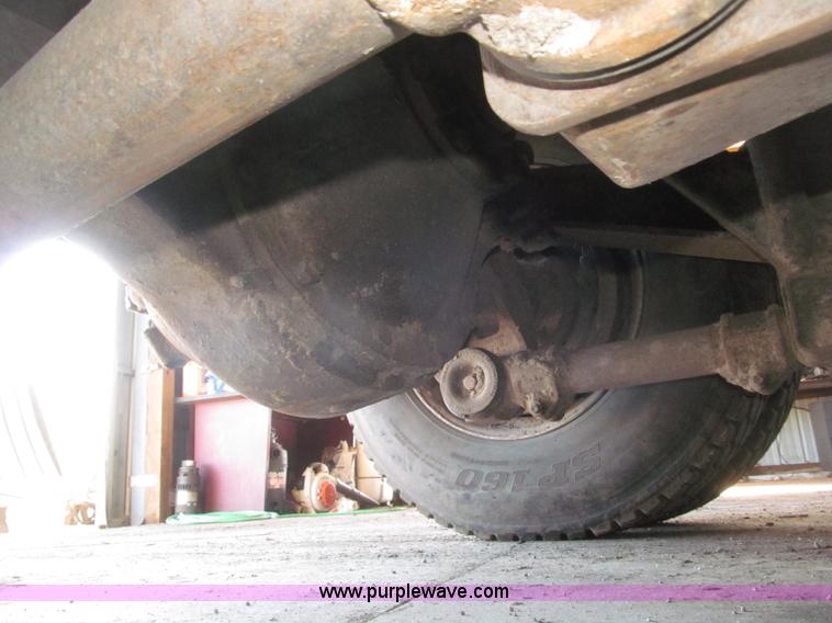 image for item B5336 1998 Kenworth T800 tri axle dump truck