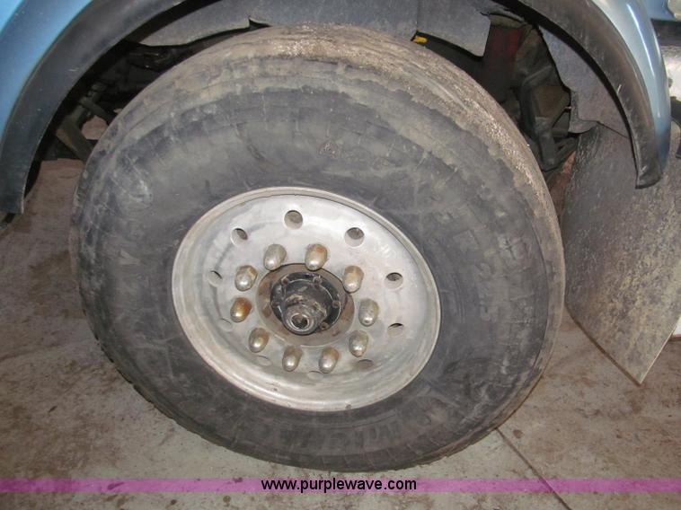 image for item B5336 1998 Kenworth T800 tri axle dump truck