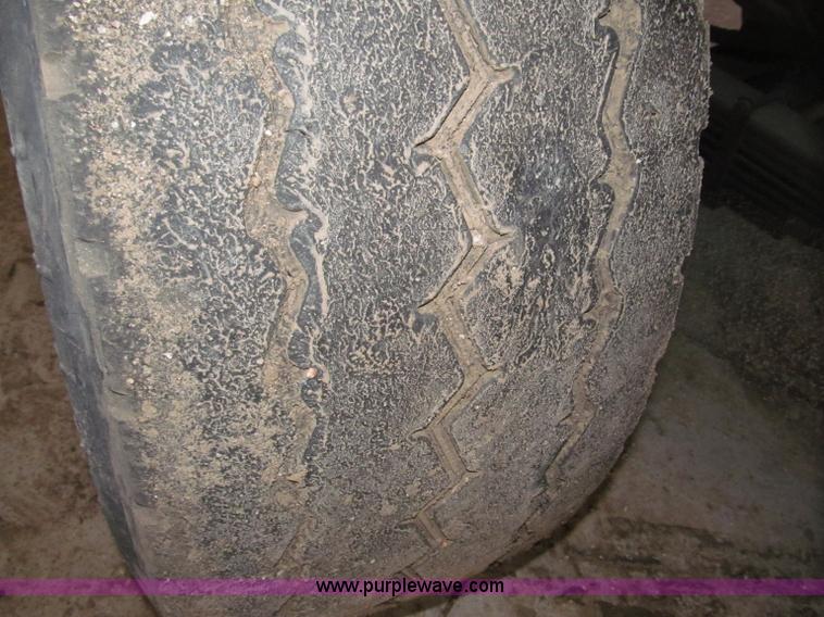 image for item B5336 1998 Kenworth T800 tri axle dump truck