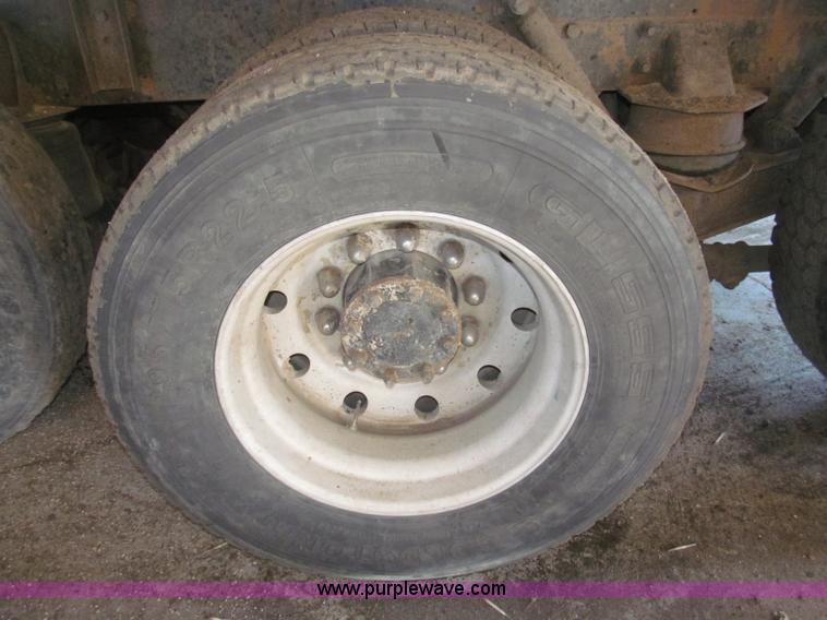 image for item B5336 1998 Kenworth T800 tri axle dump truck