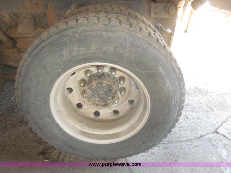 image for item B5336 1998 Kenworth T800 tri axle dump truck