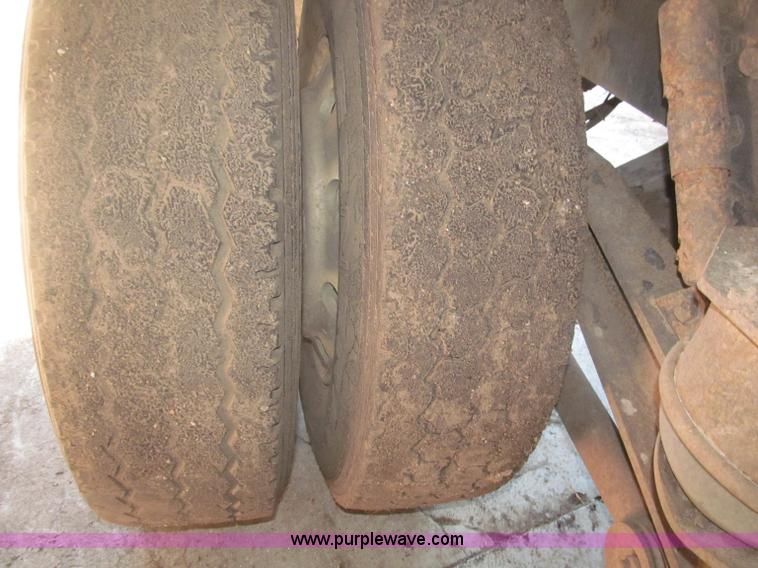 image for item B5336 1998 Kenworth T800 tri axle dump truck