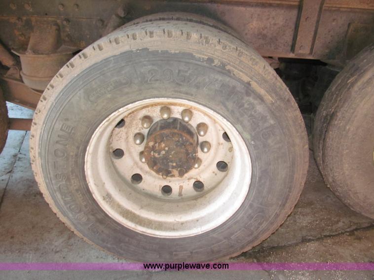 image for item B5336 1998 Kenworth T800 tri axle dump truck