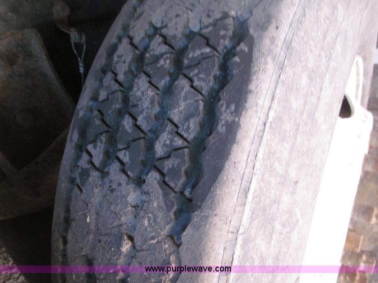 image for item B5336 1998 Kenworth T800 tri axle dump truck