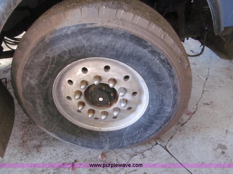 image for item B5336 1998 Kenworth T800 tri axle dump truck