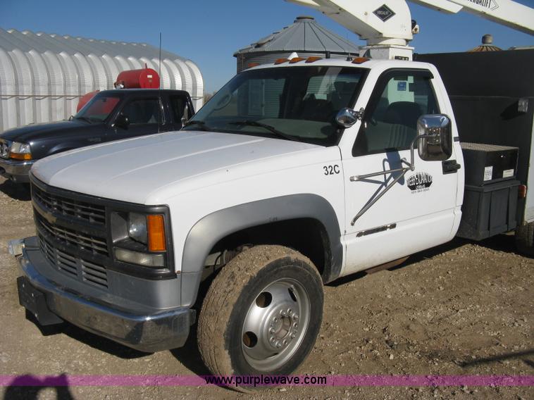 image for item B8424 1996 Chevrolet Cheyenne 3500 bucket truck