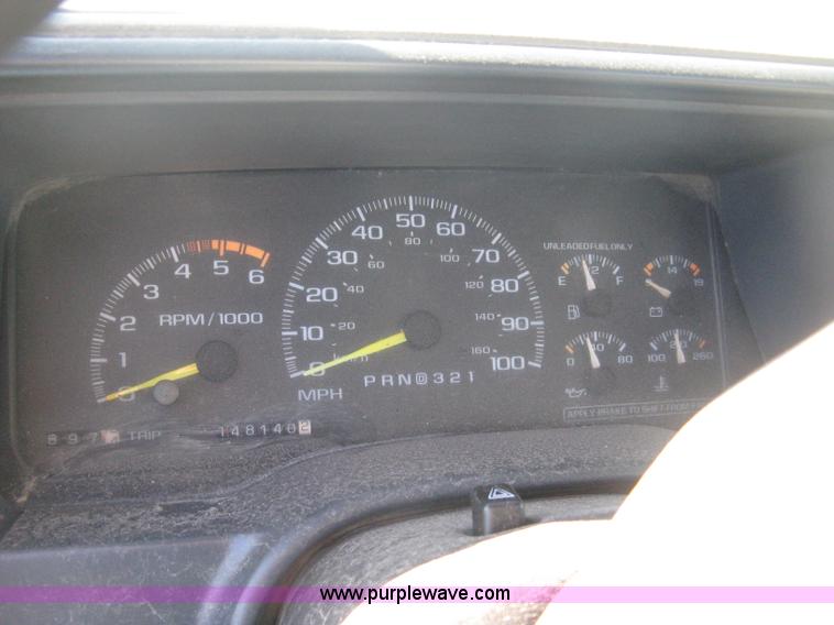 image for item B8424 1996 Chevrolet Cheyenne 3500 bucket truck