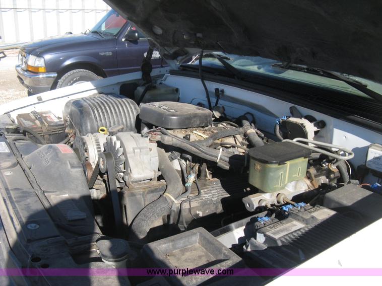 image for item B8424 1996 Chevrolet Cheyenne 3500 bucket truck