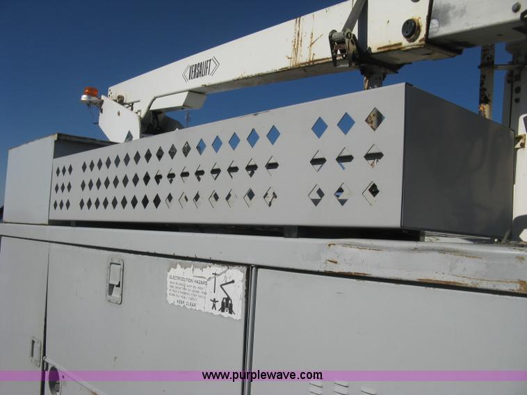 image for item B8424 1996 Chevrolet Cheyenne 3500 bucket truck