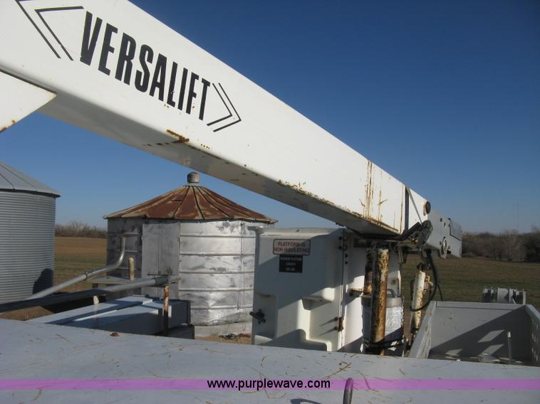 image for item B8424 1996 Chevrolet Cheyenne 3500 bucket truck