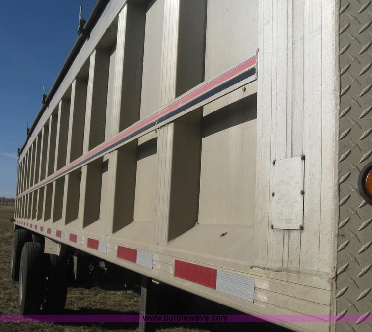 image for item B8489 1991 Travis spread axle end dump trailer