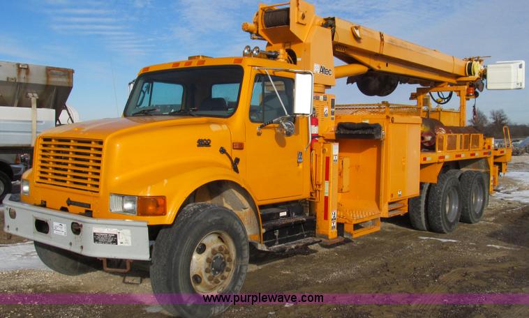 image for item E3661 2001 International 4900 digger derrick truck