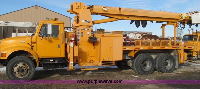 image for item E3661 2001 International 4900 digger derrick truck