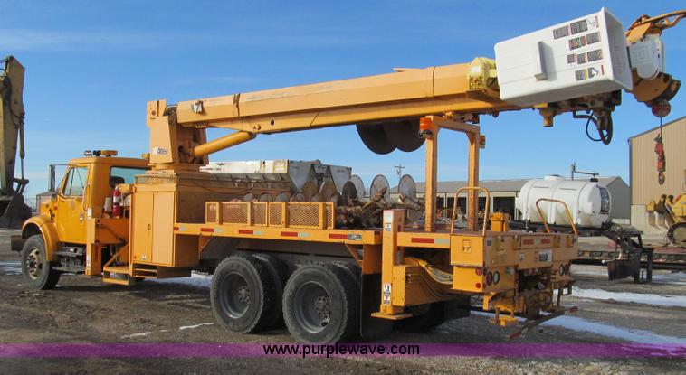 image for item E3661 2001 International 4900 digger derrick truck