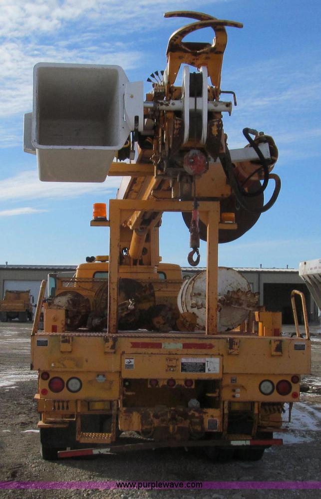 image for item E3661 2001 International 4900 digger derrick truck