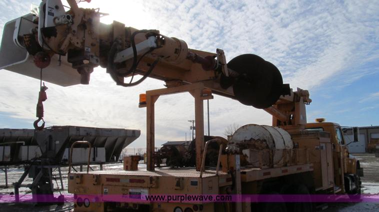 image for item E3661 2001 International 4900 digger derrick truck