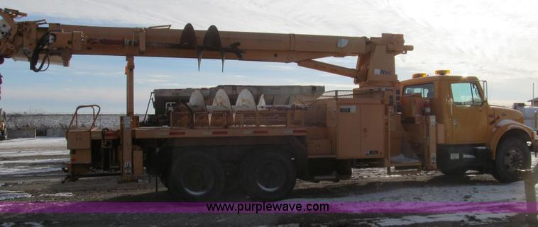 image for item E3661 2001 International 4900 digger derrick truck