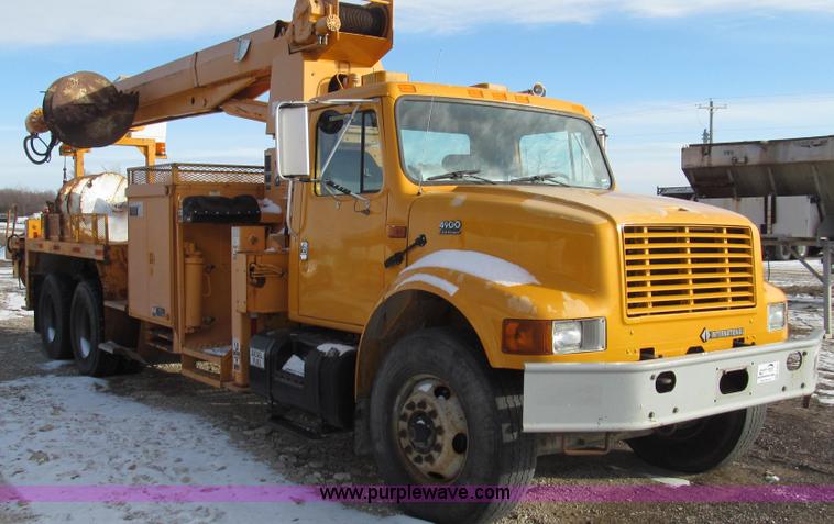 image for item E3661 2001 International 4900 digger derrick truck