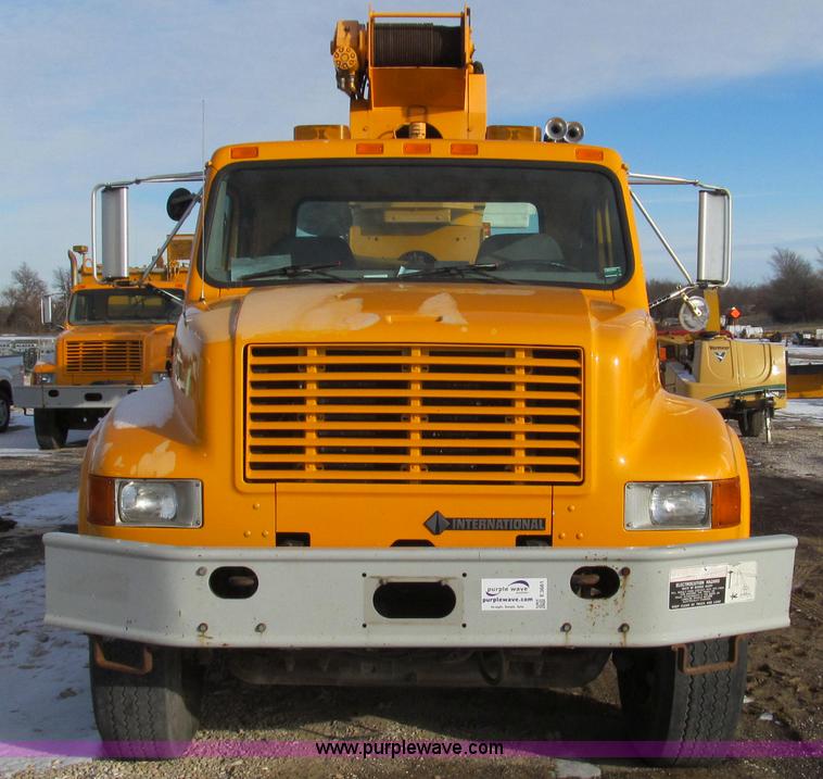 image for item E3661 2001 International 4900 digger derrick truck
