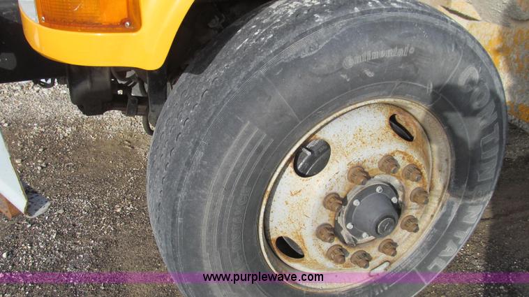 image for item E3661 2001 International 4900 digger derrick truck