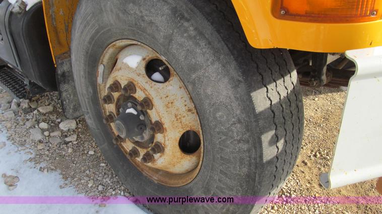 image for item E3661 2001 International 4900 digger derrick truck