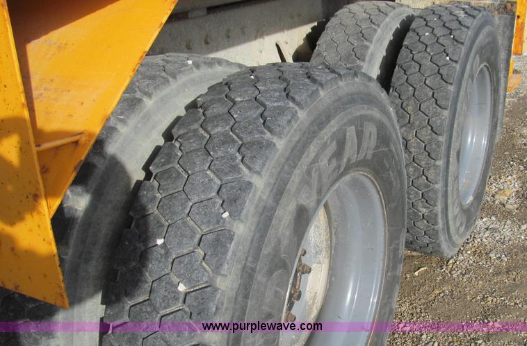 image for item E3661 2001 International 4900 digger derrick truck