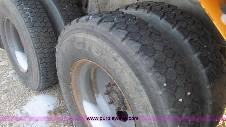 image for item E3661 2001 International 4900 digger derrick truck