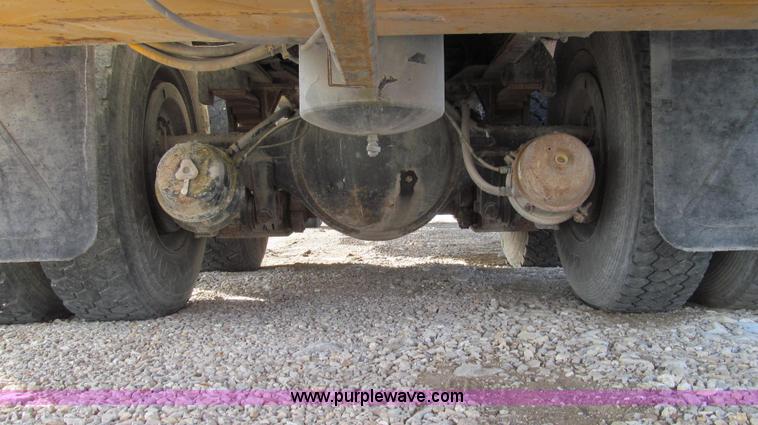 image for item E3661 2001 International 4900 digger derrick truck