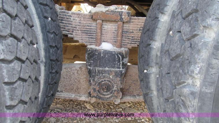 image for item E3661 2001 International 4900 digger derrick truck