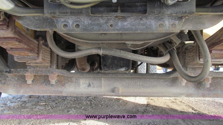 image for item E3661 2001 International 4900 digger derrick truck