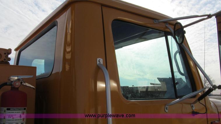 image for item E3661 2001 International 4900 digger derrick truck