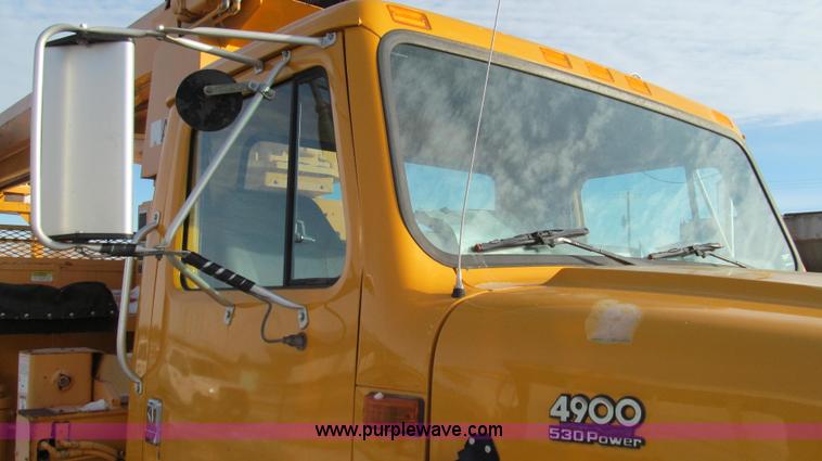 image for item E3661 2001 International 4900 digger derrick truck