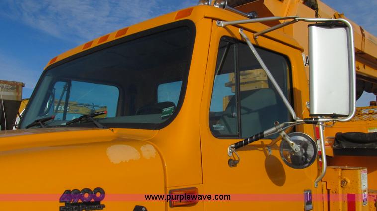 image for item E3661 2001 International 4900 digger derrick truck
