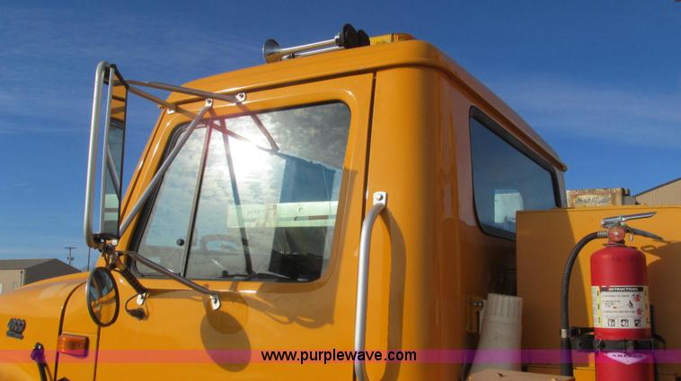 image for item E3661 2001 International 4900 digger derrick truck