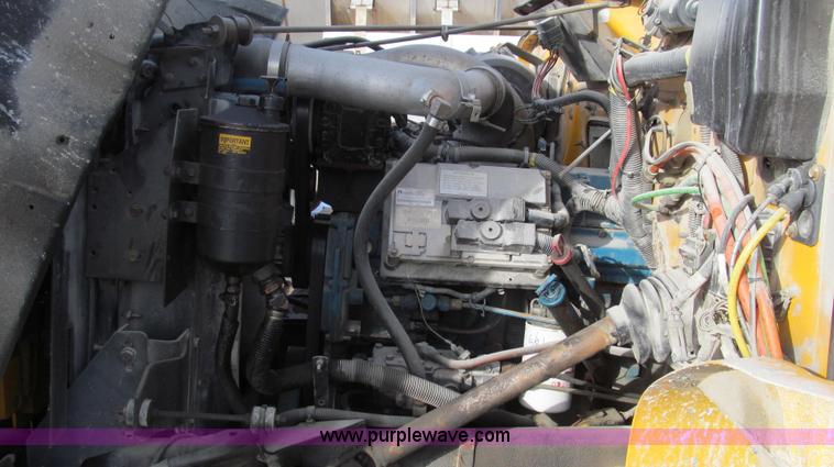 image for item E3661 2001 International 4900 digger derrick truck